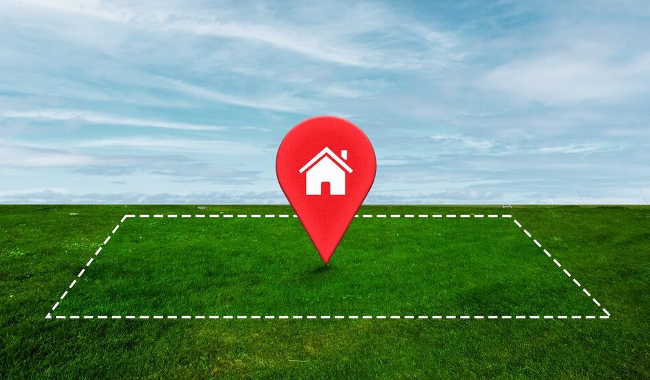Delimitation of land with green grass